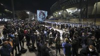Pada musim yang sama, Napoli berhasil memenangi Coppa Italia. Maradona mencetak tujuh gol di ajang itu, kalah tiga gol dari Bruno Giordano selaku rekan satu tim. Napoli untuk pertama kalinya mampu merasakan gelar di kancah Eropa bersama Maradona. Pria asal Argentina itu membantu Partenopei menjadi juara Piala UEFA pada 1988/1989. Scudetto kedua untuk Napoli datang pada 1989/1990. Maradona kembali menjadi top skor tim setelah mengoleksi 16 gol. Itu sekaligus menjadi Scudetto terakhir yang dirasakan Napoli. AP Photo/Salvatore Laporta.