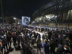 Pada musim yang sama, Napoli berhasil memenangi Coppa Italia. Maradona mencetak tujuh gol di ajang itu, kalah tiga gol dari Bruno Giordano selaku rekan satu tim. Napoli untuk pertama kalinya mampu merasakan gelar di kancah Eropa bersama Maradona. Pria asal Argentina itu membantu Partenopei menjadi juara Piala UEFA pada 1988/1989. Scudetto kedua untuk Napoli datang pada 1989/1990. Maradona kembali menjadi top skor tim setelah mengoleksi 16 gol. Itu sekaligus menjadi Scudetto terakhir yang dirasakan Napoli. AP Photo/Salvatore Laporta.