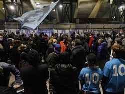 Demi mengenang Maradona, Napoli tak menutup kemungkinan untuk mengganti nama Stadion San Paolo. Menurut Presiden Napoli, Aurelio De Laurentiis, nama San Paolo bisa diubah menjadi San Paolo-Maradona. AP Photo/Salvatore Laporta.