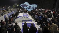 Ide untuk mengubah nama stadion menjadi nama Maradona sudah berlangsung lama. Namun, undang-undang Italia melarang penamaan gedung publik setelah seseorang meninggal, yang kurang dari sepuluh tahun lamanya. AP Photo/Salvatore Laporta.
