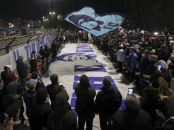 Ide untuk mengubah nama stadion menjadi nama Maradona sudah berlangsung lama. Namun, undang-undang Italia melarang penamaan gedung publik setelah seseorang meninggal, yang kurang dari sepuluh tahun lamanya. AP Photo/Salvatore Laporta.