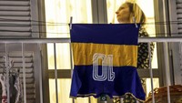 Seorang warga Naples memajang baju Boca Juniors yang identik dengan Maradona di balkon rumahnya. Maradona meninggal dunia akibat henti jantung di rumahnya, Rabu (25/11/2020) malam WIB. Alessandro Garofalo/LaPresse via AP.