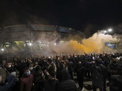 Warga berkumpul di luar Stadion San Paolo di Naples, Italia, untuk memberi penghormatan kepada legenda sepak bola Diego Maradona, Rabu, 25 November 2020. AP Photo/Salvatore Laporta.
