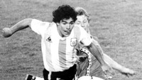Aksi Maradona di laga Piala Dunia 1982 terlilhat saat ia turun ke lapangan ketika Argentina berhadapan dengan Belgia. AP Photo, File.