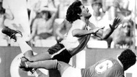 Ia juga ikut turun ke lapangan saat Argentina berhadapan dengan Italia di Piala Dunia 1982 yang digelar Spanyol. Meski begitu, nama Maradona semakin dibicarakan atas aksinya di Piala Dunia 1986. AP Photo, File.