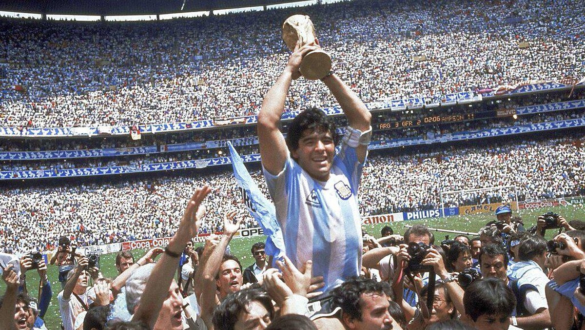 Timnas Inggris mengucap selamat tinggal ke si pencetak gol tangan Tuhan, Diego Maradona. (Foto: AP Photo/Carlo Fumagalli, File)