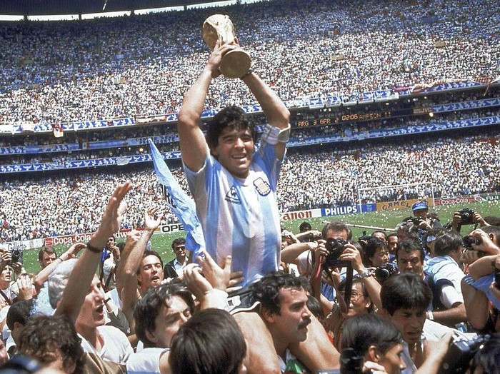 Diego Maradona tutup usia pada Rabu (25/11) malam. Legenda sepakbola Argentina itu mencuri atensi publik lewat permainannya di laga Piala Dunia 1986 silam.