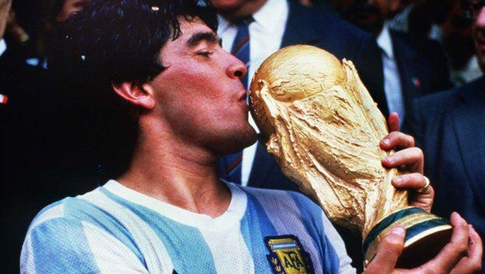 Diego Maradona tutup usia pada Rabu (25/11) malam. Legenda sepakbola Argentina itu mencuri atensi publik lewat permainannya di laga Piala Dunia 1986 silam.