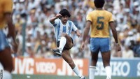 Nama Diego Armando Maradona mencuri atensi masyarakat dunia lewat aksinya di Piala Dunia 1986. Namun, sebelum itu, Maradona telah menjadi bagian dari Timnas Argentina di Piala Dunia 1982 yang digelar di Spanyol. Getty Images Dok. BBC Indonesia.