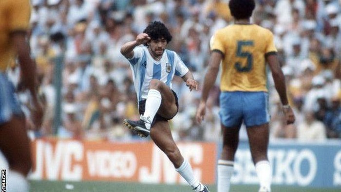 Diego Maradona tutup usia pada Rabu (25/11) malam. Legenda sepakbola Argentina itu mencuri atensi publik lewat permainannya di laga Piala Dunia 1986 silam.