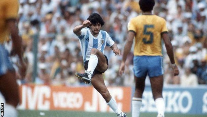 Mengenang Jejak Maradona di Laga Piala Dunia Diego Maradona tutup usia pada Rabu (25/11) malam. Legenda sepakbola Argentina itu mencuri atensi publik lewat permainannya di laga Piala Dunia 1986 silam.