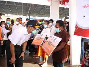 Kunker ke Papua, Menko Muhadjir Tinjau Fasilitas RS-Bagikan Bansos COVID-19