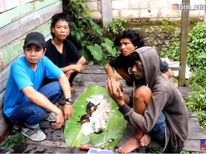 YouTuber Ini Ajak Anak-anak Punk Mukbang Ayam Bakar