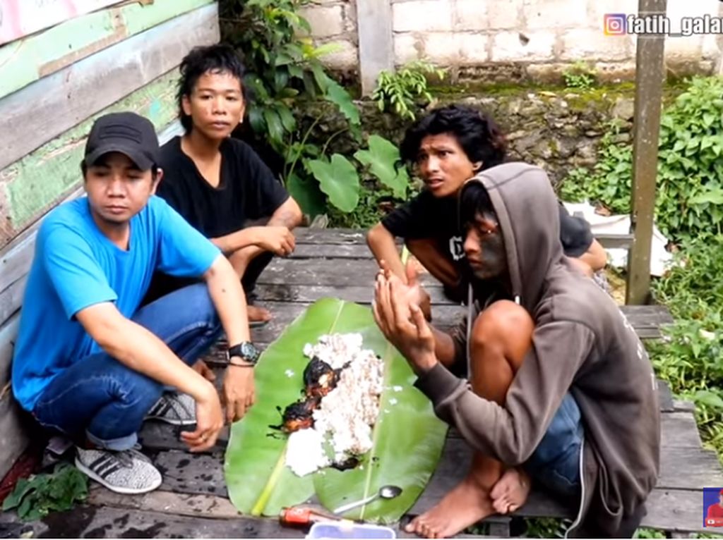 YouTuber Ini Ajak Anak-anak Punk Mukbang Ayam Bakar YouTuber Ini Ajak Anak-anak Punk Mukbang Ayam Bakar