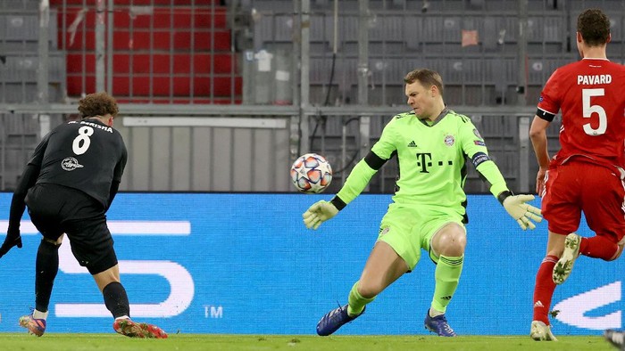 MUNICH, GERMANY - NOVEMBER 25: Manuel Neuer of FC Bayern München safes the ball during the UEFA Champions League Group A stage match between FC Bayern Muenchen and RB Salzburg at Allianz Arena on November 25, 2020 in Munich, Germany. (Photo by Alexander Hassenstein/Getty Images)