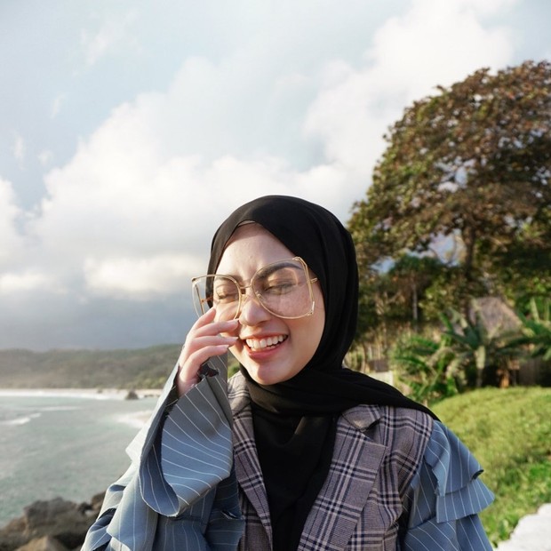 Oversized round-frame metal glasses