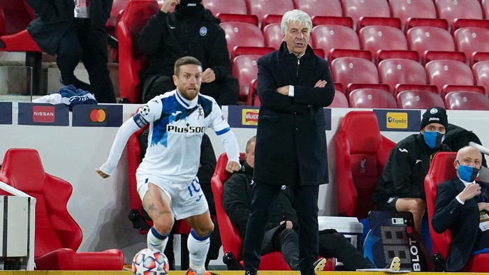 LIVERPOOL, ENGLAND - NOVEMBER 25: Gian Piero Gasperini, Head Coach of Atalanta B.C. looks on as Alejandro Gomez of Atalanta B.C. controls the ball during the UEFA Champions League Group D stage match between Liverpool FC and Atalanta BC at Anfield on November 25, 2020 in Liverpool, England. Sporting stadiums around the UK remain under strict restrictions due to the Coronavirus Pandemic as Government social distancing laws prohibit fans inside venues resulting in games being played behind closed doors. (Photo by Jon Super - Pool/Getty Images)