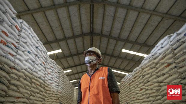 Aktivitas di gudang beras milik Perum BULOG di kawasan Pulomas, jakarta, Kamis, 26 November 2020. Kementerian Pertanian (Kementan) kembali memastikan bahwa meski tengah dilanda pandemi Covid-19, namun stok beras akan mencukupi untuk kebutuhan konsumsi sebanyak 267 juta penduduk Indonesia hingga akhir tahun sebanyak 7,1 juta ton. CNN Indonesia/Bisma Septalisma