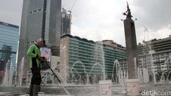 Perawatan Rutin Bundaran Tugu Selamat Datang