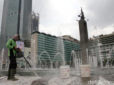 Perawatan Rutin Bundaran Tugu Selamat Datang