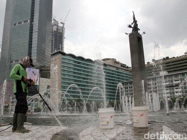 Perawatan Rutin Bundaran Tugu Selamat Datang