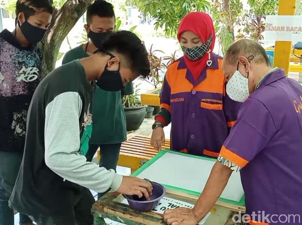Peringati Hari Guru, Anak Jalanan di Pasuruan Diajak Belajar Nyablon Peringati Hari Guru, Anak Jalanan di Pasuruan Diajak Belajar Nyablon