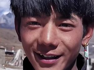 Pemuda Desa di Tibet Viral, Wajahnya Bikin Netizen Terpana Pemuda Desa di Tibet Viral, Wajahnya Bikin Netizen Terpana