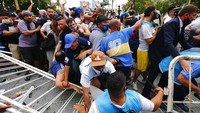 Seperti diketahui, Diego Armando Maradona tutup usia akibat henti jantung di rumahnya pada Rabu (25/11/2020) malam WIB. Jenazah Maradona disemayamkan di istana kepresidenan Argentina. AP Photo/Marcos Brindicci