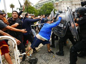 Demi Maradona, Warga Argentina Sempat Bentrok dengan Polisi Demi Maradona, Warga Argentina Sempat Bentrok dengan Polisi