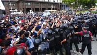 Penampakan sejumlah warga yang memadati kawasan istana kepresidenan Argentina untuk memberikan penghormatan terakhir untuk Maradona. AP Photo/Marcos Brindicci.