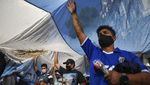 Saat Warga Argentina Padati Halaman Istana Presiden Demi Maradona