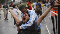 Kepergian Maradona membawa kesedihan bagi warga Argentina dan juga dunia. Argentina, negara asal Maradona, pun menetapkan hari berkabung nasional selama tiga hari. AP Photo/Rodrigo Abd.