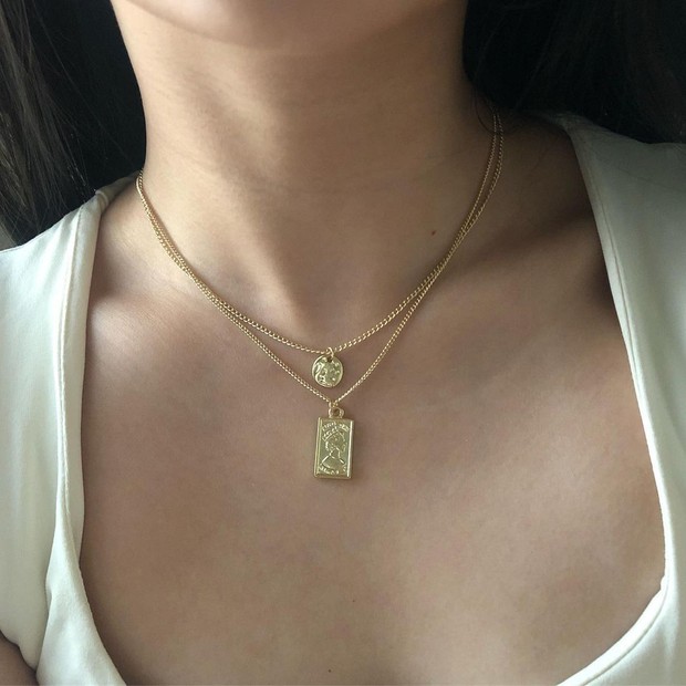Simple layered necklace/ sumber: freepik.com Berikan sentuhan glam nan simple di leher dengan layered necklace.