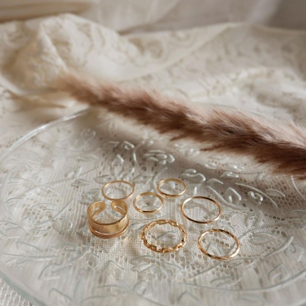 Simple ring set/ sumber: instagram.com/honeyorangeacc/ Pakai ring set yang bisa kamu tumpuk di jari atau dipakai bergantian.