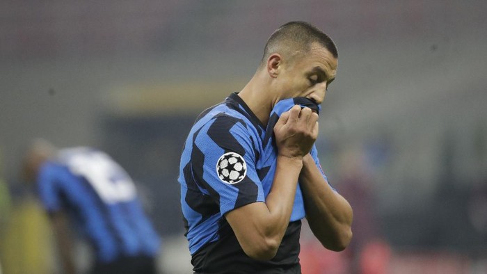 Inter Milans Alexis Sanchez leaves the pitch at the end of the Group B, Champions League soccer match between Inter Milan and Real Madrid at the San Siro Stadium, in Milan, Italy, Wednesday, Nov. 25, 2020. (AP Photo/Luca Bruno)