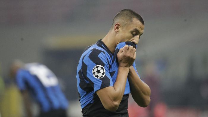 Stefano Sensi Inter Milans Alexis Sanchez leaves the pitch at the end of the Group B, Champions League soccer match between Inter Milan and Real Madrid at the San Siro Stadium, in Milan, Italy, Wednesday, Nov. 25, 2020. (AP Photo/Luca Bruno)