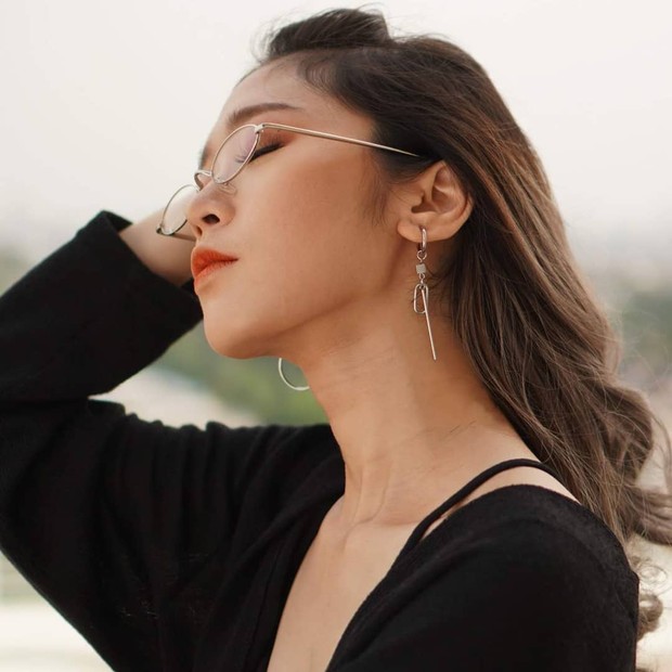 The 'it' earrings/ sumber: instagram.com/moonshopid__/ Pilih earrings dengan desain simple untuk bisa dipakai di berbagai occasion.