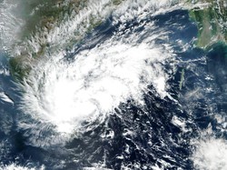 BMKG Peringatkan Kedatangan Siklon Tropis Surigae Jadi Topan