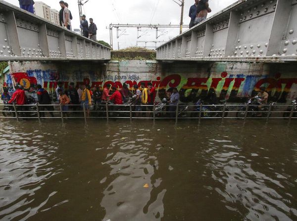 Topan Nivar Hantam India, Puluhan Ribu Warga Dievakuasi