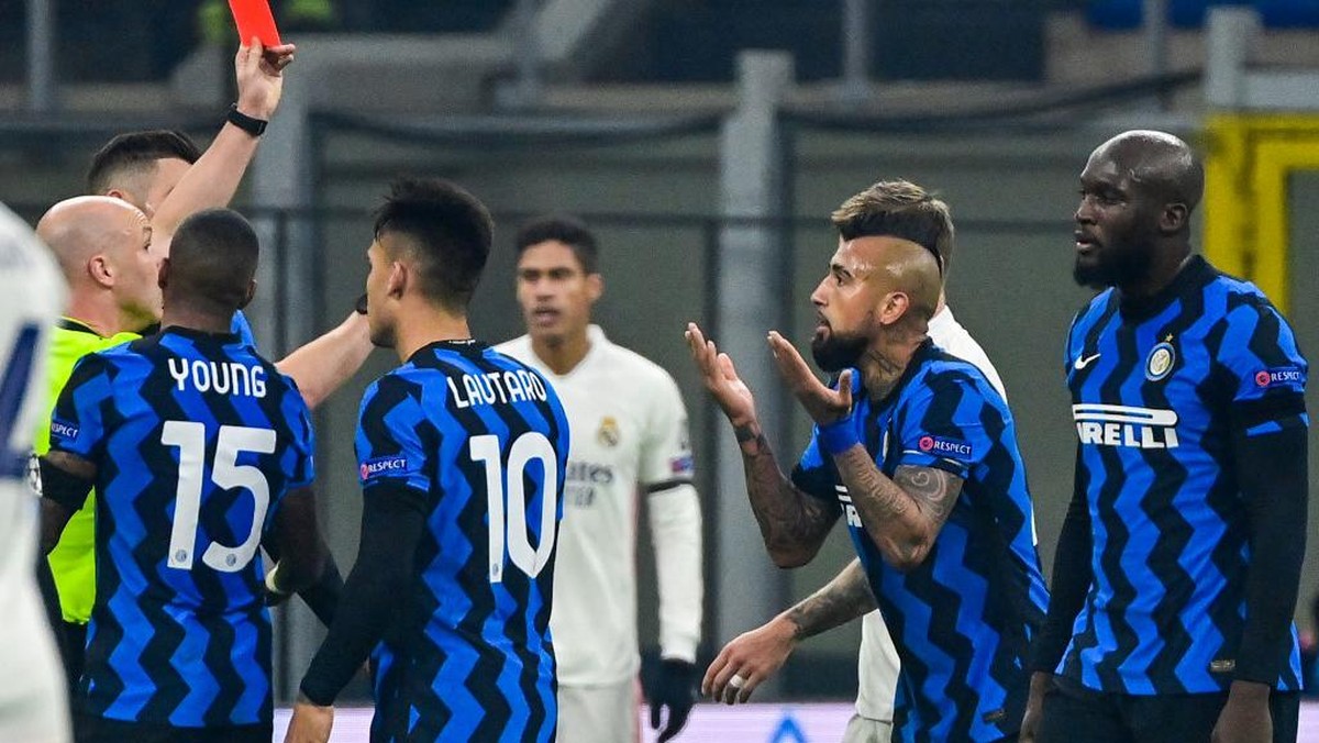 Gelandang Inter Milan Arturo Vidal protes berlebihan kepada wasit sehingga dikartu merah dalam kekalahan dari Real Madrid 0-2. Foto: AFP/MIGUEL MEDINA