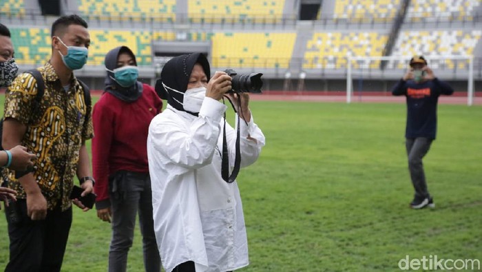 Wali Kota Surabaya Tri Rismaharini meninjau renovasi Stadion Gelora Bung Tomo (GBT) untuk venue Piala Dunia U-20 2021. Renovasi stadion dan akses jalan hampir rampung.