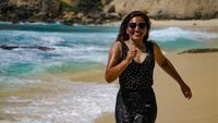 10 Gaya Ashanty di Pantai, Lari-larian bak Film India!