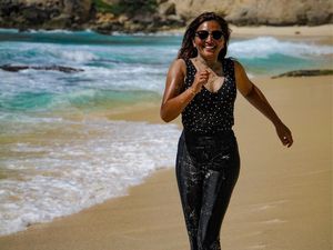 10 Gaya Ashanty di Pantai, Lari-larian bak Film India!