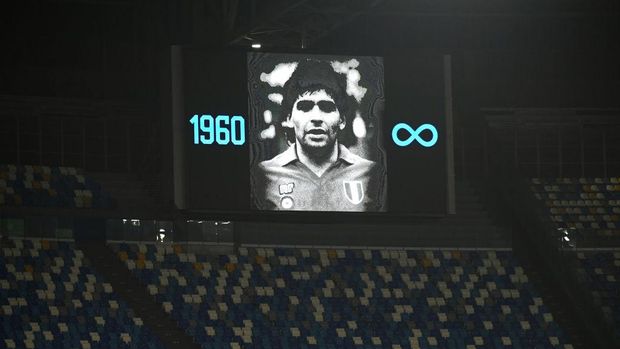 NAPLES, ITALY - NOVEMBER 26: The big screen shows an image in memory of Diego Maradona during the UEFA Europa League Group F stage match between SSC Napoli and HNK Rijeka at Stadio San Paolo on November 26, 2020 in Naples, Italy. Sporting stadiums around Italy remain under strict restrictions due to the Coronavirus Pandemic as Government social distancing laws prohibit fans inside venues resulting in games being played behind closed doors. (Photo by Francesco Pecoraro/Getty Images)