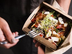 3 Cara Makan Salad Ini Membuat Salad Jadi Tak Sehat