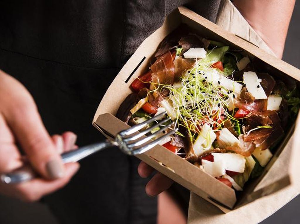3 Cara Makan Salad Ini Membuat Salad Jadi Tak Sehat 3 Cara Makan Salad Ini Membuat Salad Jadi Tak Sehat