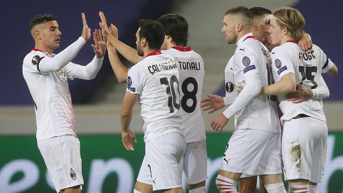 AC Milan players celebrate a goal against Lille during the Europa League Group H soccer match between Lille and AC Milan at the Stade Pierre Mauroy stadium in Villeneuve dAscq, northern France, Thursday, Nov. 26, 2020. (AP Photo/Michel Spingler)