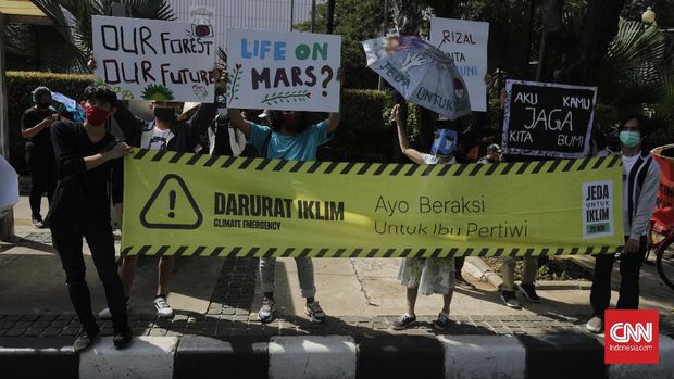 Aktivis yang tergabung dalam Jeda Untuk Iklim melakukan aksi teatrikal saat unjuk rasa terkait perlindungan iklim yang berkelanjutan di depan Balikota DKI Jakarta dan kantor Kementerian ESDM, Jakarta, Jumat, 27 November 2020. Dalam aksinya mereka meminta agar pemerintah dan para pemimpin industri untuk bertanggung jawab dan bersama-sama melakukan tindakan nyata dalam penyelamatan iklim salah satunya dengan meminta agar berhenti mendanai industri bahan bakar fosil yang mematikan.