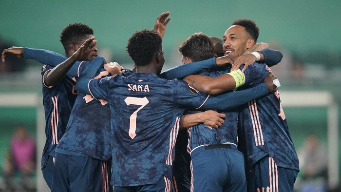 VIENNA, AUSTRIA - OCTOBER 22: Pierre-Emerick Aubameyang of Arsenal celebrates with his team mates after scoring his sides second goal during the UEFA Europa League Group B stage match between Rapid Wien and Arsenal FC at Allianz Stadion on October 22, 2020 in Vienna, Austria. Rapid Wien are allowing a limited number of 3000 spectators to be in attendance as Covid-19 pandemic restrictions are eased.  (Photo by Chris Hofer/Getty Images)