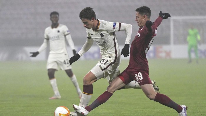 Romas Riccardo Calafiori, left, challenges for the ball with CFRs Mario Rondon during the Europa League, Group A, soccer match between CFR Cluj and Roma at the Constantin Radulescu Stadium in Cluj, Romania, Thursday, Nov. 26, 2020. (AP Photo/Raed Krishan)